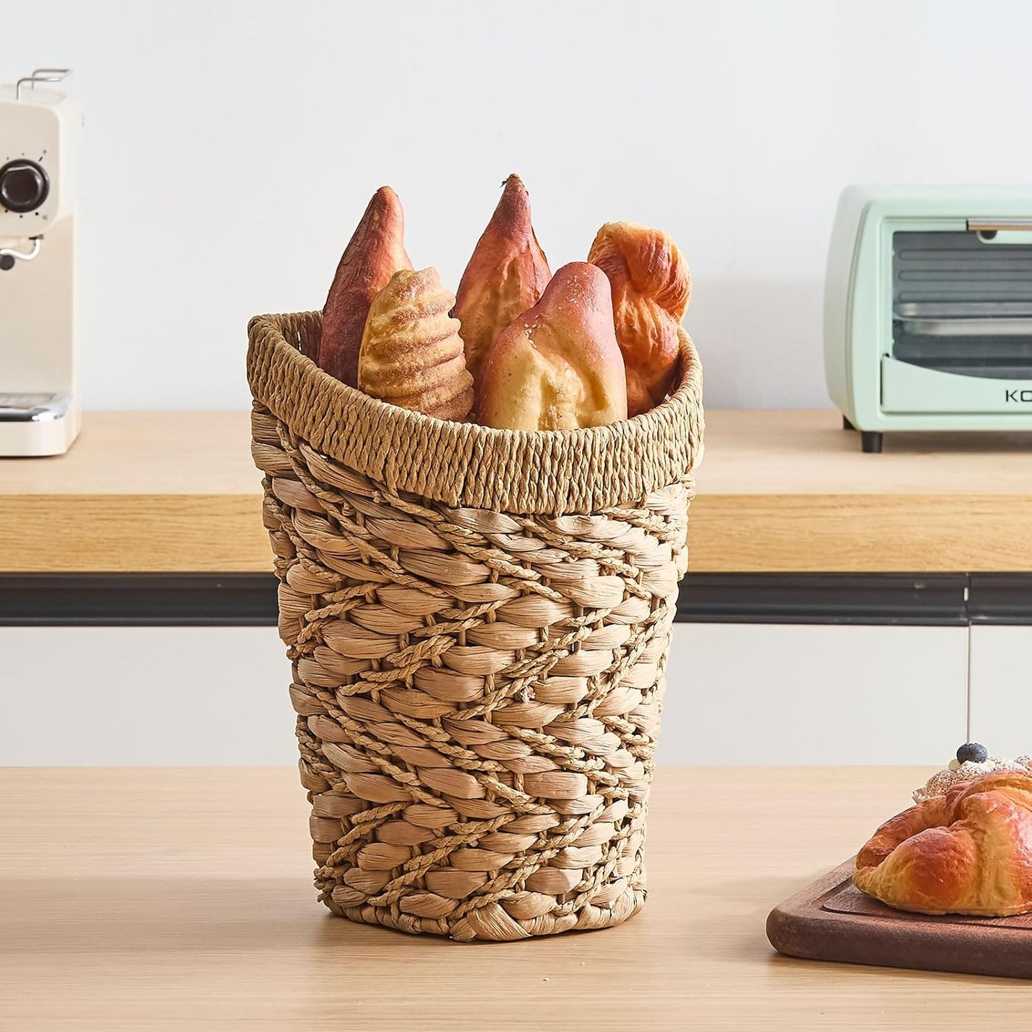 Handwoven Front Door Basket Water Hyacinth Wall Hanging Basket Decorative Boho Mounted Organizer for Dried Flower Plants Storage Basket for Garden, Home, and Farmhouse Décor